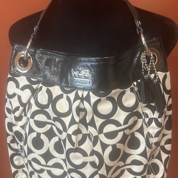 Coach bag in new condition, beautiful logo and handle . In black and white - Picture 2 of 7